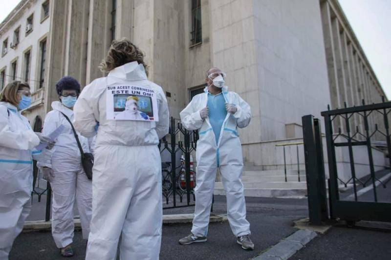 NEWS ALERT! Medicii au ieșit în stradă și protestează în fața Guvernului! "Nu mai putem! Și noi suntem oameni"