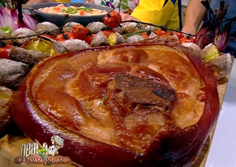 Jambon cu legume coapte și sos cremos cu roșii și usturoi. Rețeta lui Vlăduț