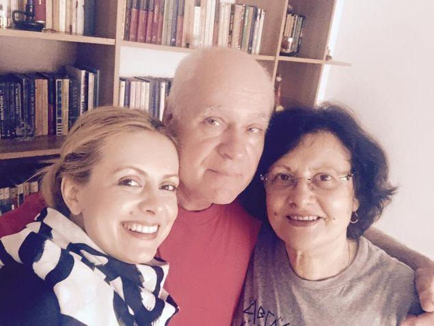 O poză cât o mie de cuvinte! Ei sunt părinţii Simonei Gherghe, Silvia si Ioan! Uite ce familie frumoasă formează!