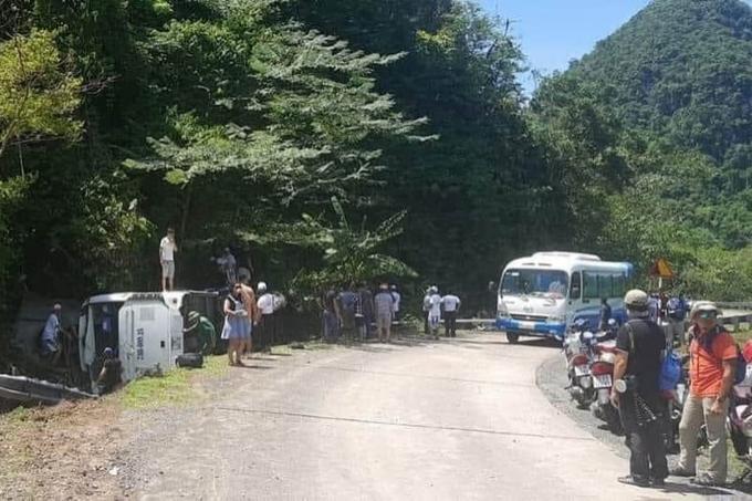 Cel puţin 15 morţi, după ce un autobuz s-a răsturnat într-o prăpastie. Accidentul din Vietnam, anunțat după câteva ore din lipsa semnalului
