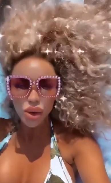 N-ai văzut-o niciodată pe Bianca Drăgușanu așa! De la părul de divă, la cel natural! Vedeta a fost surprinsă fără extensii: "Parcă sunt un bichon" | Foto