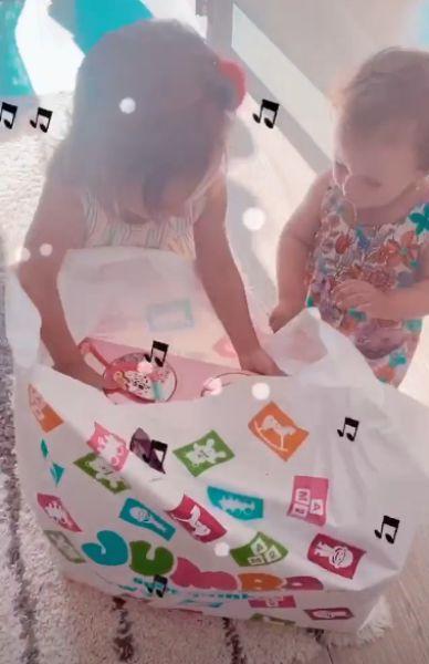 Andreea Bălan a primit o vizită neașteptată. Cel mai important bărbat din viața ei a surprins-o în cel mai plăcut mod. Reacția artistei: "Aoleu, aoleu!"