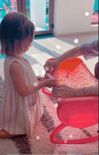 Andreea Bălan a primit o vizită neașteptată. Cel mai important bărbat din viața ei a surprins-o în cel mai plăcut mod. Reacția artistei: "Aoleu, aoleu!"