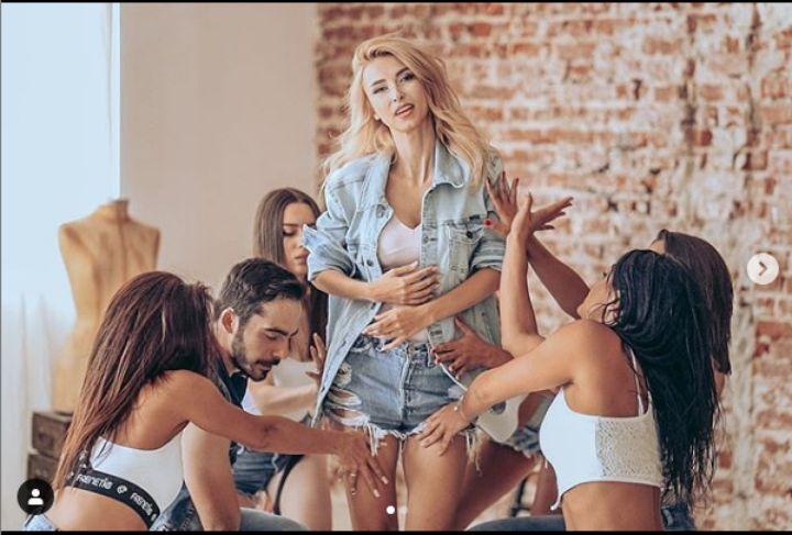 Andreea Bălan a primit o vizită neașteptată. Cel mai important bărbat din viața ei a surprins-o în cel mai plăcut mod. Reacția artistei: "Aoleu, aoleu!"