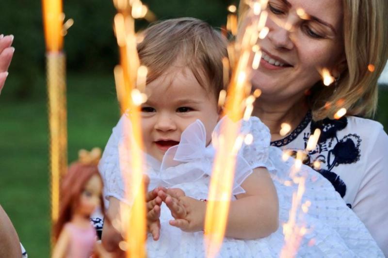 Sandra Stoicescu, aniversare în familie! Fiica prezentatoarei a împlinit un an! Cât de frumoasă este micuța Sara! | Foto
