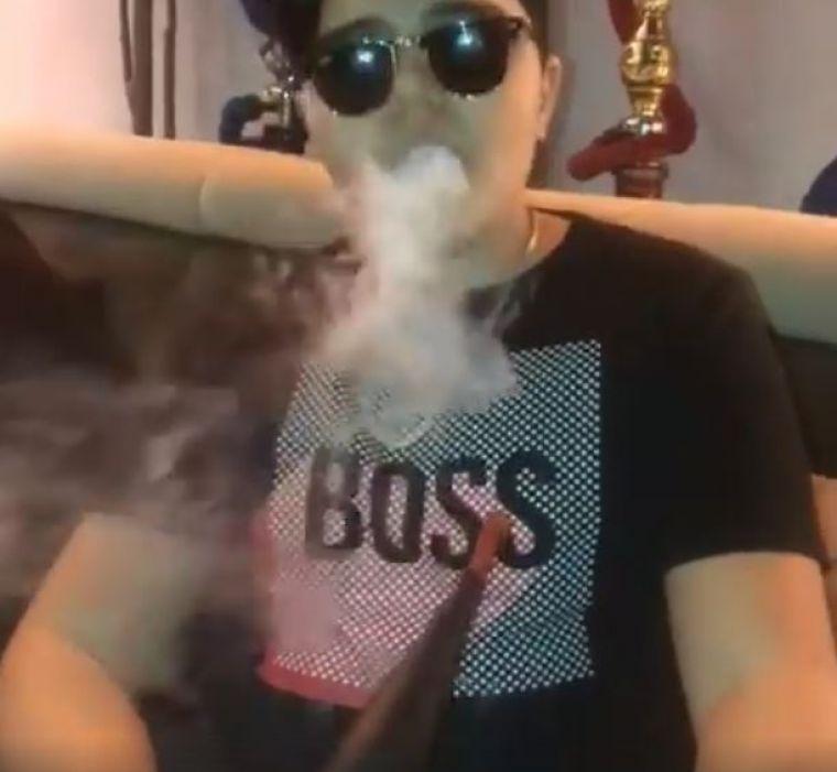 Are doar paisprezece ani, dar fumează într-un bar. Fiul unui renumit artist, ipostaze interzise!