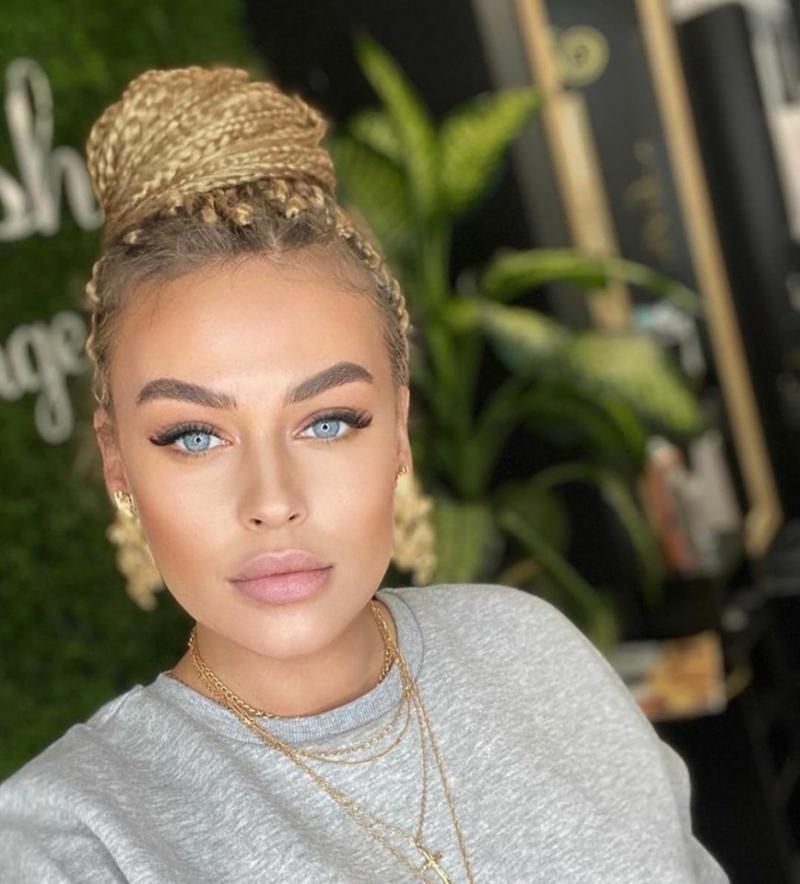 Misha, ipostază provocatoare într-un costum de baie, care a lăsat totul la vedere!