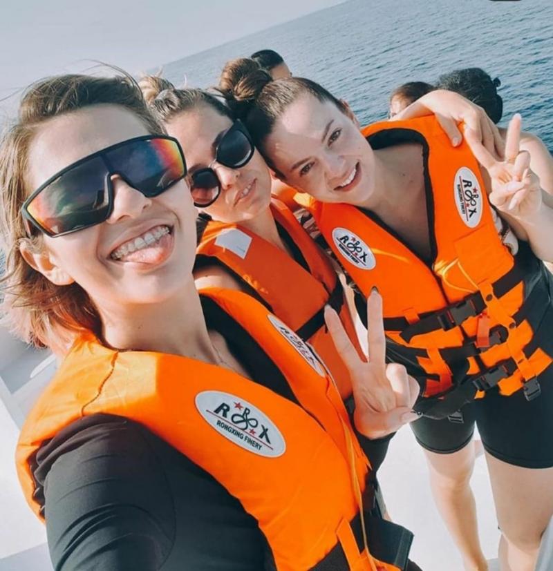 Cum arată surorile Lidiei Buble! Tinerele s-au fotografiat împreună pe plajă! |Foto