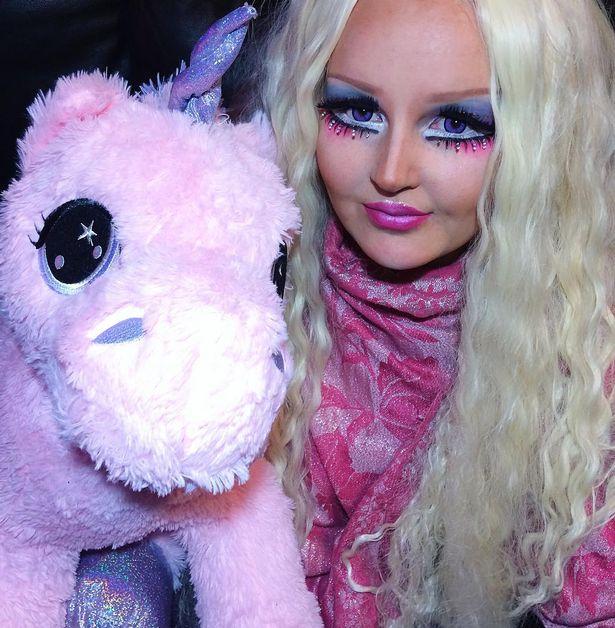 Și-a pus coarne și vrea să își injecteze pielea cu vopsea albastră, ca să se simtă normală: „Vreau să devin un extraterestru”