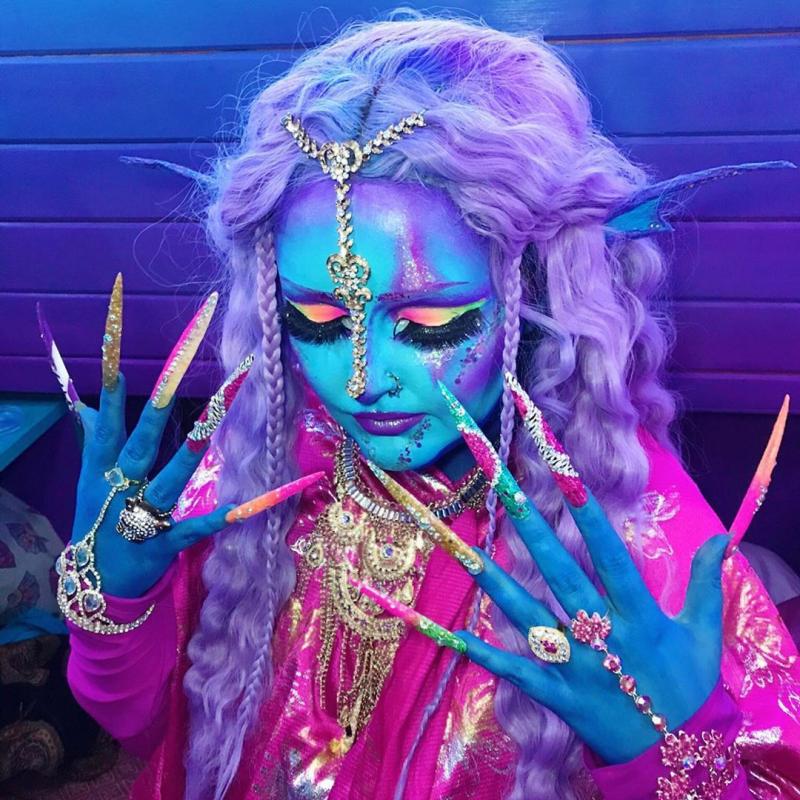 Și-a pus coarne și vrea să își injecteze pielea cu vopsea albastră, ca să se simtă normală: „Vreau să devin un extraterestru”