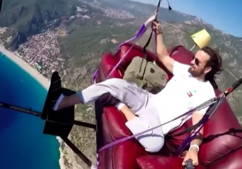 Un bărbat a zburat cu canapeaua, la propriu! Tânărul s-a filmat când sfidează moartea