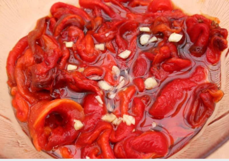 Salată de ardei copți cu usturoi. Beneficiile consumului de ardei