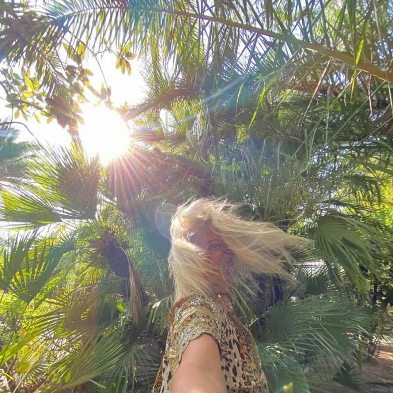 Unde se răsfață Delia! Imagini din paradisul în care se relaxează vedeta! | Foto