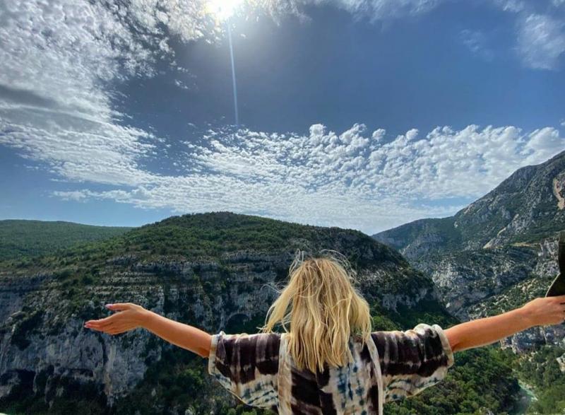 Unde se răsfață Delia! Imagini din paradisul în care se relaxează vedeta! | Foto