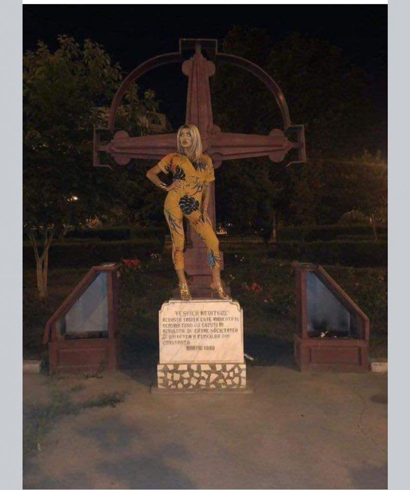 FOTO | Rușine! Margherita o dă de pământ din nou! S-a urcat batjocoritor pe Crucea Eroilor Revoluției. "Nu a arestat-o nimeni"