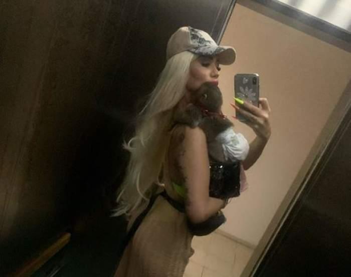 FOTO | Rușine! Margherita o dă de pământ din nou! S-a urcat batjocoritor pe Crucea Eroilor Revoluției. "Nu a arestat-o nimeni"