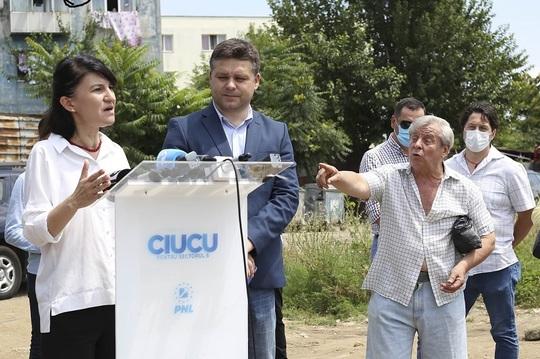FOTO | Ministrului Muncii, Violeta Alexandru, huiduită de un pensionar la o conferință: "Mărește-mi pensia mincinoaso!!"