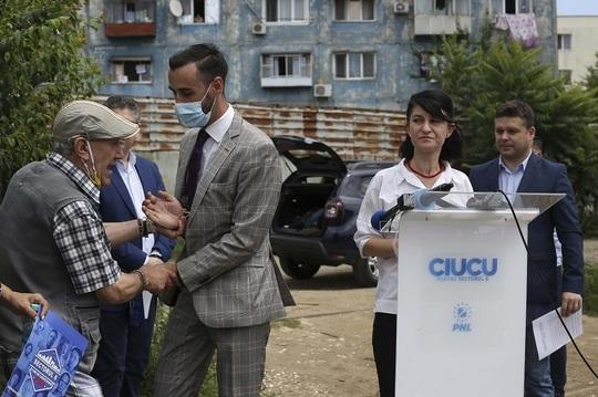 FOTO | Ministrului Muncii, Violeta Alexandru, huiduită de un pensionar la o conferință: "Mărește-mi pensia mincinoaso!!"