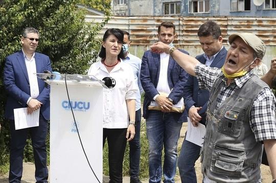 FOTO | Ministrului Muncii, Violeta Alexandru, huiduită de un pensionar la o conferință: "Mărește-mi pensia mincinoaso!!"