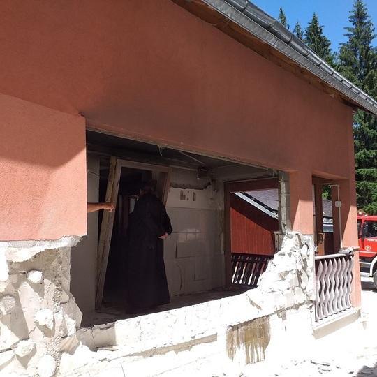 FOTO | Explozie la Mănăstirea Sihăstria Rarăului. Cinci persoane au fost rănite de cioburile care au zburat