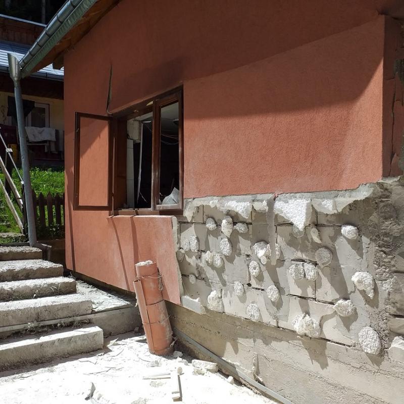 FOTO | Explozie la Mănăstirea Sihăstria Rarăului. Cinci persoane au fost rănite de cioburile care au zburat