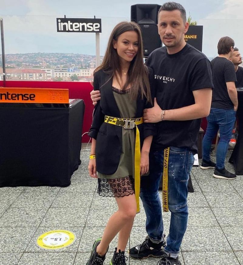 Flick, versuri cu mesaj! Ce declarație subtilă i-a făcut iubitei, de Ziua Sărutului!