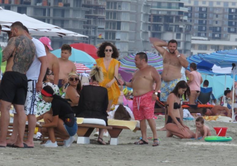 Bianca și Bodi au recuperat pe plajă timpul pierdut în carantină. Cum s-au distrat alături de familia lui Adrian Minune | Foto