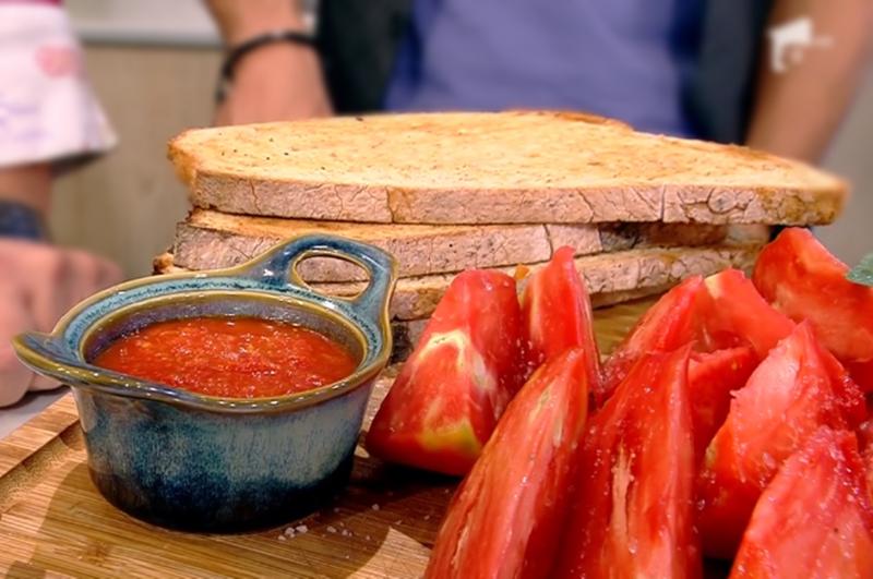 Rețetă de vinete cu gust de vară: Salată de vinete cu sos de roșii și brânză