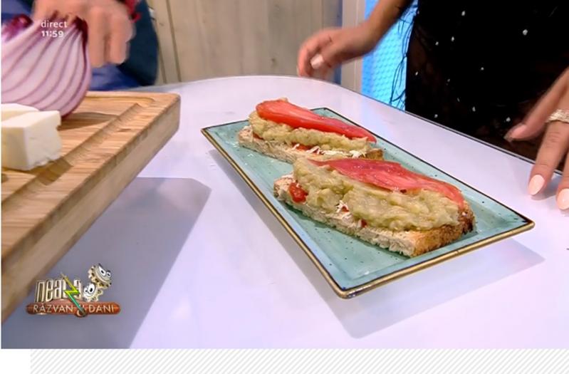 Rețetă de vinete cu gust de vară: Salată de vinete cu sos de roșii și brânză