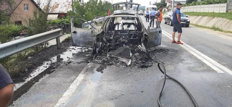 Clipe de panică pe un drum național din țară. O mașină s-a făcut scrum după ce a luat foc în mers: ”N-a mai rămas nimic!”