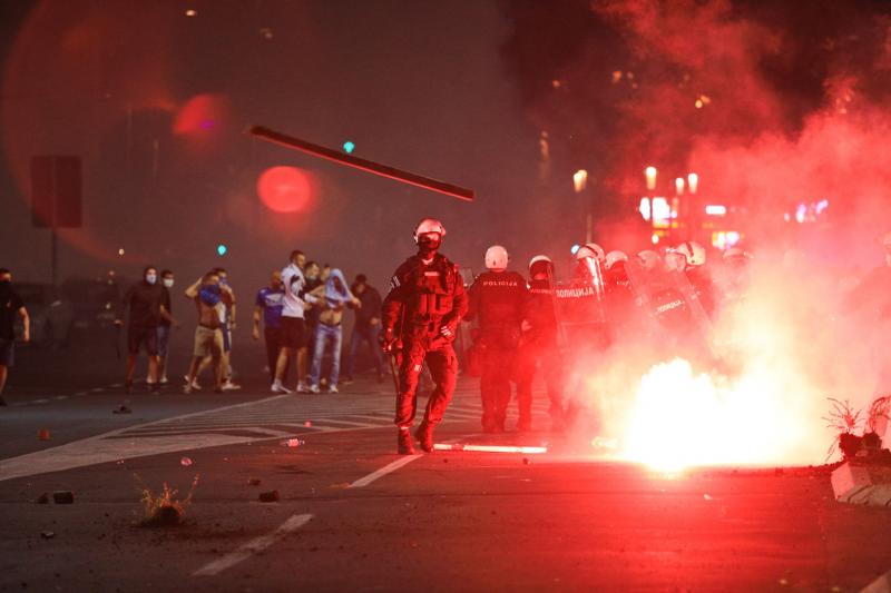 FOTO | Proteste violente în Serbia după reimpunerea stării de urgență. Clădirea Parlamentului din Belgrad a fost asaltată