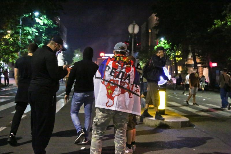 FOTO | Proteste violente în Serbia după reimpunerea stării de urgență. Clădirea Parlamentului din Belgrad a fost asaltată