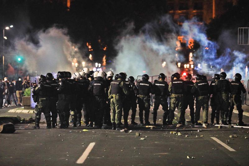 FOTO | Proteste violente în Serbia după reimpunerea stării de urgență. Clădirea Parlamentului din Belgrad a fost asaltată