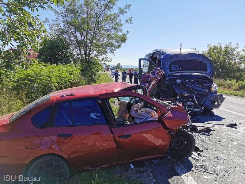 FOTO | Accident violent în Bacău între un autobuz cu pasageri și un autoturism. Două persoane au fost transportate de urgență la spital