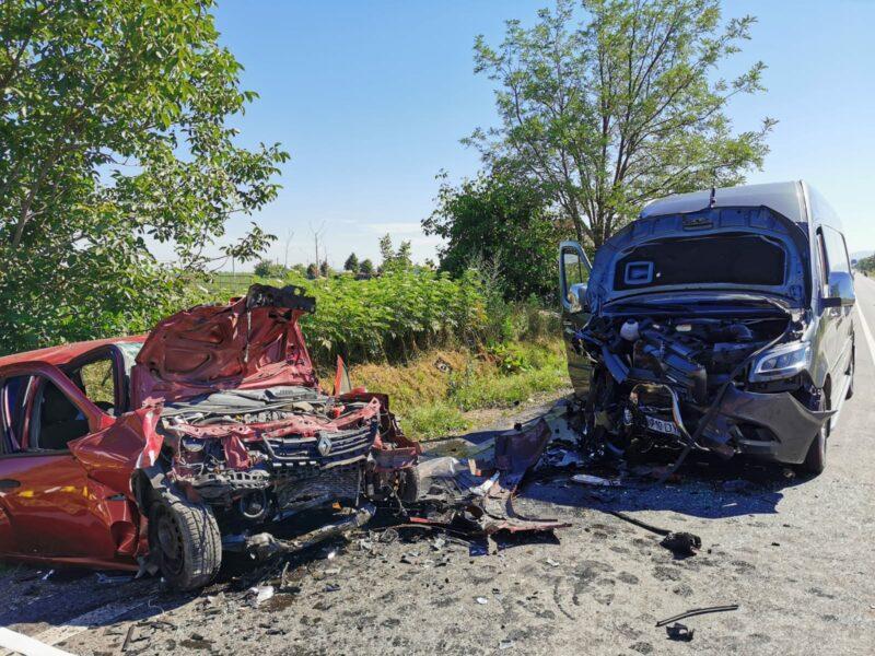 FOTO | Accident violent în Bacău între un autobuz cu pasageri și un autoturism. Două persoane au fost transportate de urgență la spital