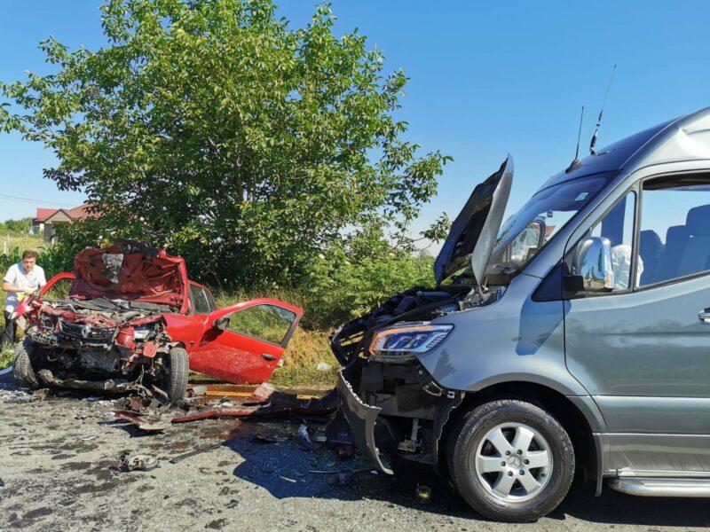 FOTO | Accident violent în Bacău între un autobuz cu pasageri și un autoturism. Două persoane au fost transportate de urgență la spital