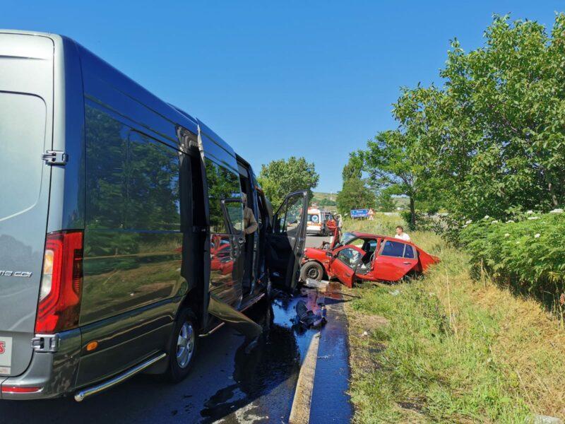 FOTO | Accident violent în Bacău între un autobuz cu pasageri și un autoturism. Două persoane au fost transportate de urgență la spital