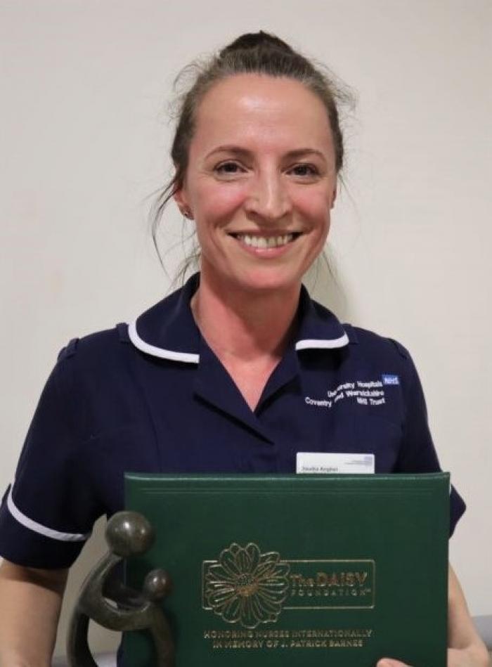 Românca Claudia Anghel, moașa din Călărași, un om simbol în Marea Britanie