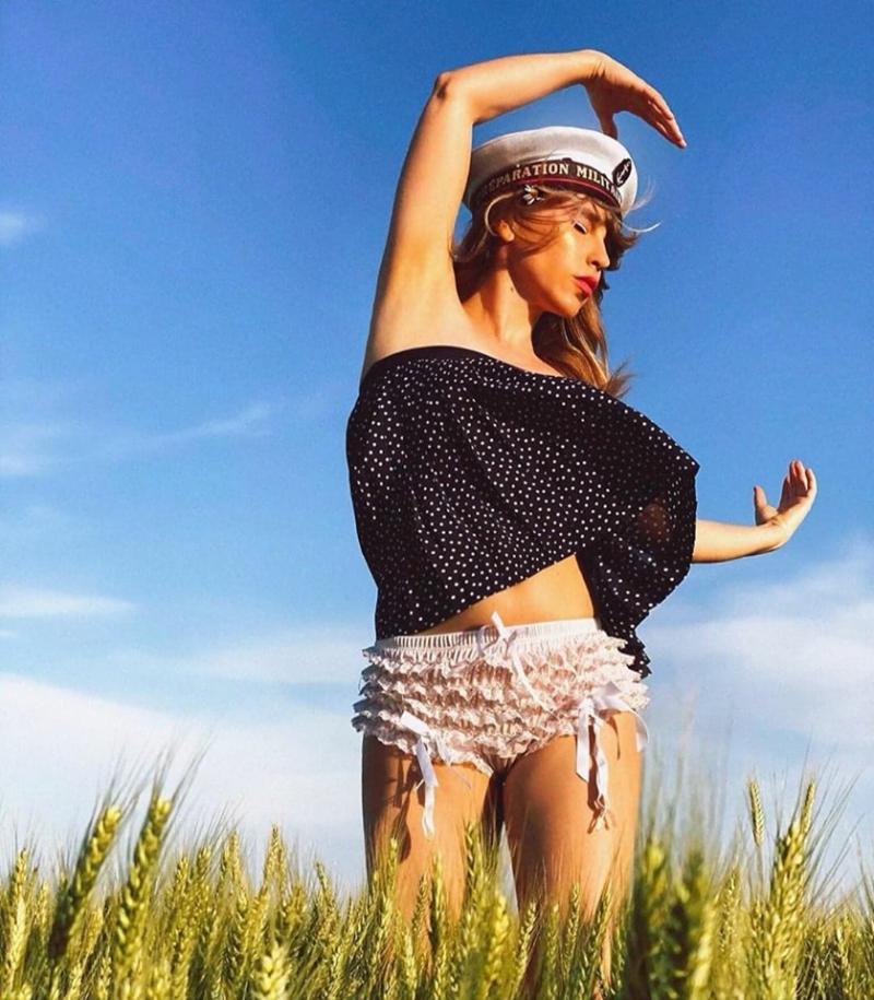 ȘOC! Corina Bud, în costum de baie, la cules de zmeură! Ce reacții au avut fanii artistei! | FOTO