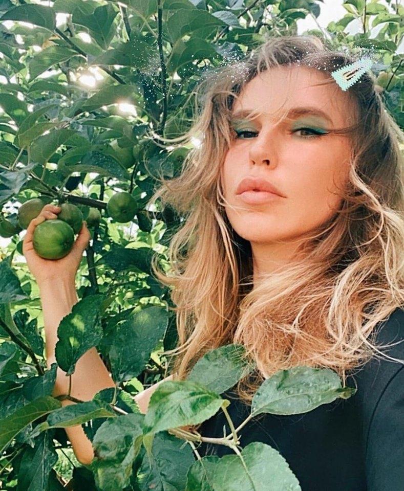 ȘOC! Corina Bud, în costum de baie, la cules de zmeură! Ce reacții au avut fanii artistei! | FOTO