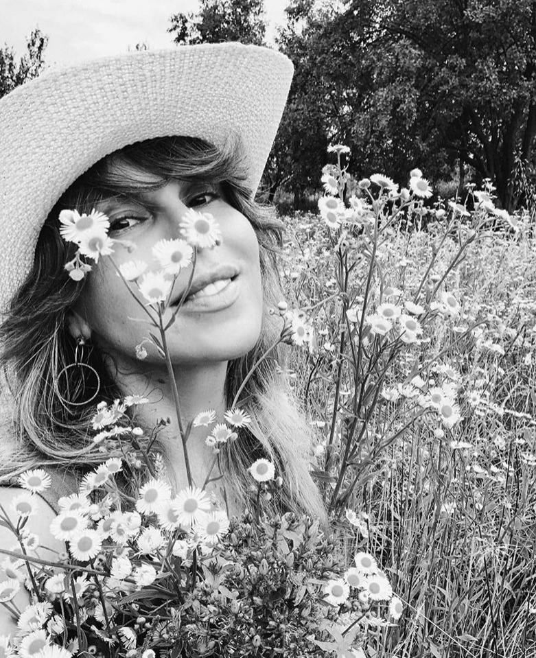 ȘOC! Corina Bud, în costum de baie, la cules de zmeură! Ce reacții au avut fanii artistei! | FOTO