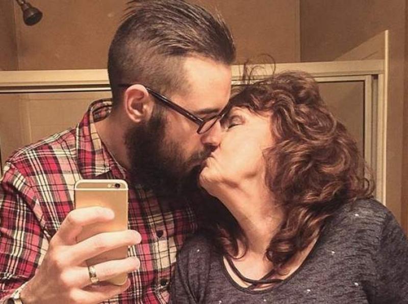 Un tânăr de 17 ani s-a căsătorit cu iubita de 71 de ani. Ce s-a întâmplat după 5 ani