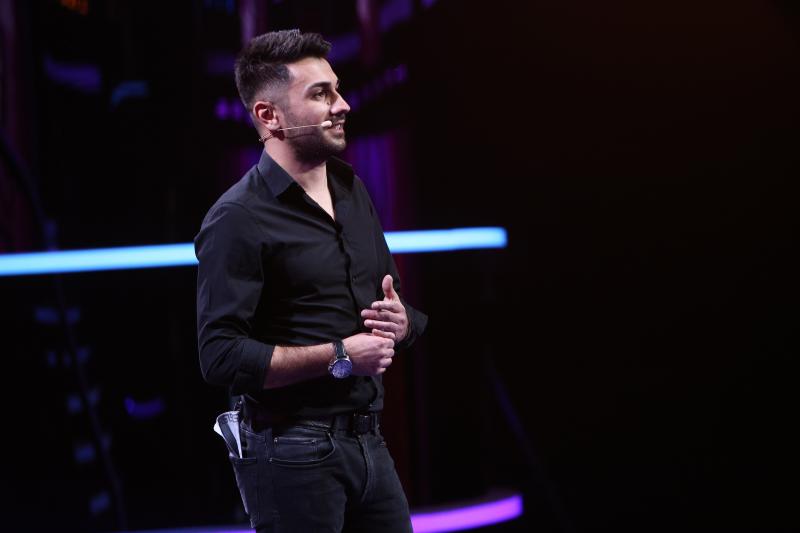 „La fix! Dacă te întorci acuma, direct mare pup”. Edy Adrian a făcut spectacol la emisiunea Rămân cu tine: „Țelul meu este să fac bani”