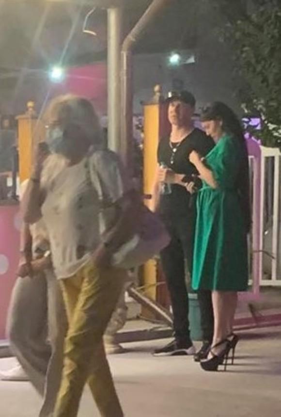 FOTO | Solistul trupei Talisman în compania unei brunete sexy! Deja a înlocuit-o pe aleasa lui?