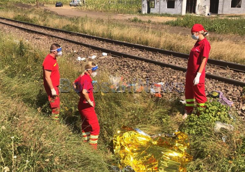 Copil de 11 ani, din Botoșani, care căra o roabă pentru a ajuta la treburile casnice, lovit de tren. Prietenii îl plâng lângă calea ferată - Video