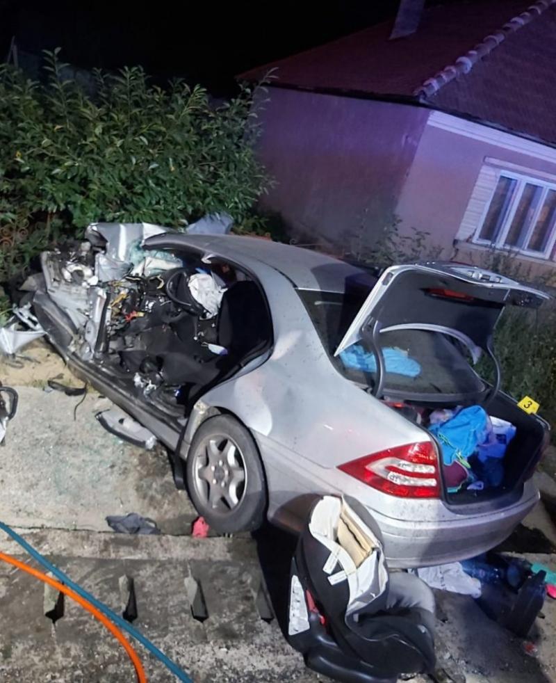 Un bărbat a murit, iar o fată de 17 ani este intubată. Alți trei răniți grav, la Bistrița Năsăud, după ce șoferul ar fi adormit la volan