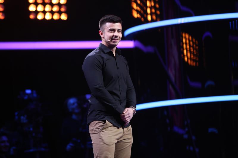 „Să vină nașa”. Eric a încins scena emisiunii „Rămân cu tine” cu o sârbă de senzație! „La nunta mea uite așa să dansăm”