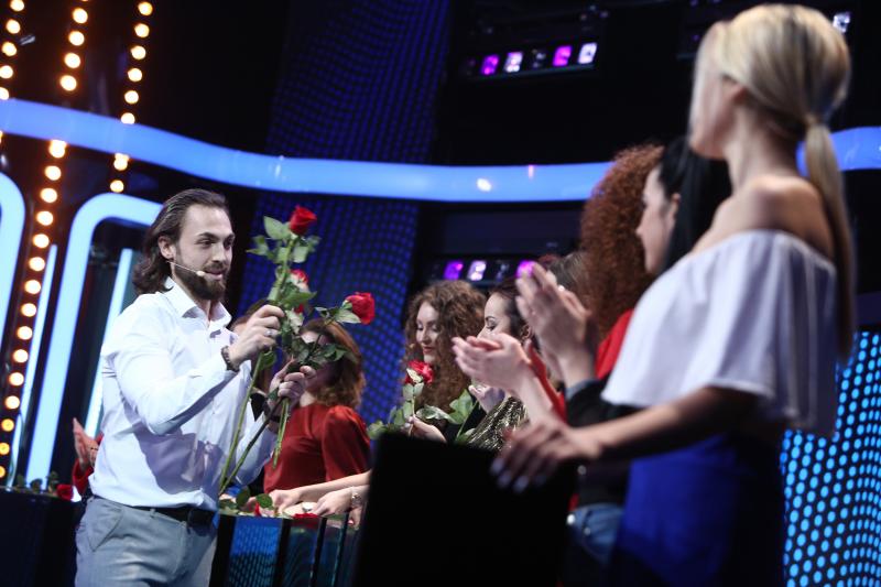 Cezar a umplut scena de trandafiri! Pretendentul de la „Rămân cu tine” a făcut o cucerire neașteptată: „Mi s-a oprit timpul în loc”