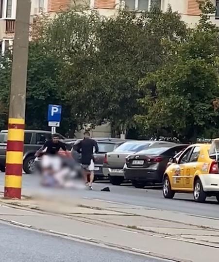Taximetrist bătut până la inconștiență pe un bulevard central din București. Imagini cu un puternic impact emoțional