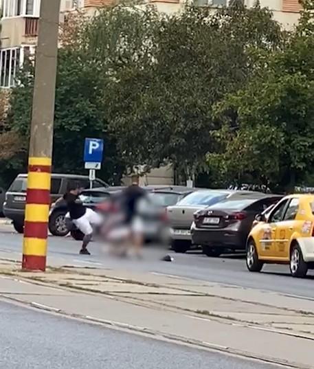 Taximetrist bătut până la inconștiență pe un bulevard central din București. Imagini cu un puternic impact emoțional